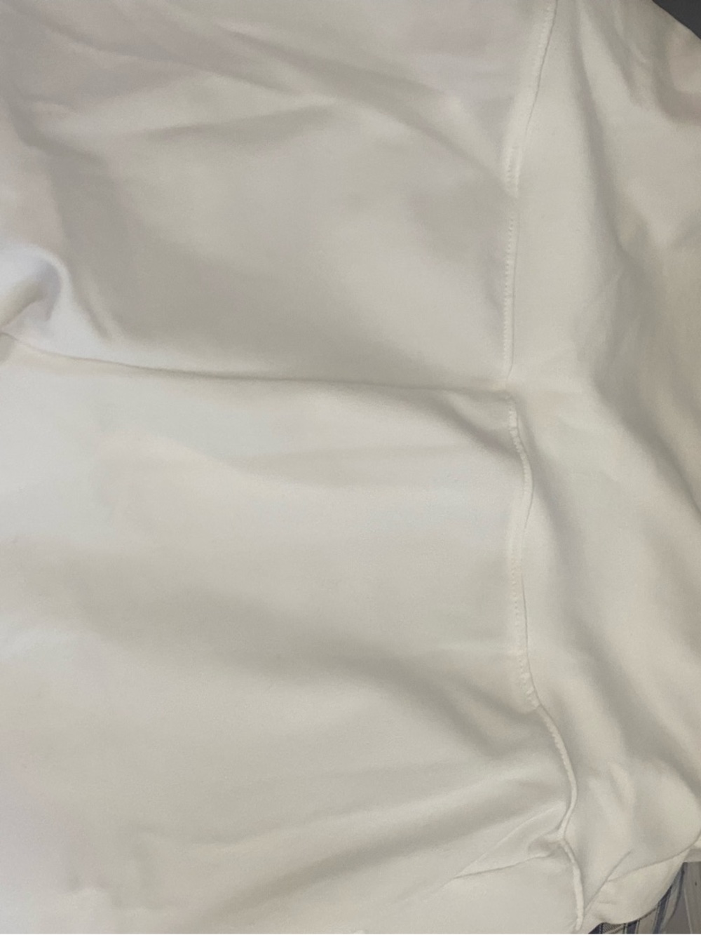 White exercise shorts with side pockets
Stretch waistband  all over stretch